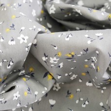 Сатин. Цвет белые и горчичные цветы на сером 