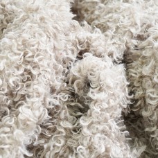 Мех барашка пушистый. Цвет -  дымчато-бежевый