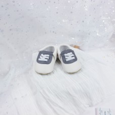 Туфли серо-белые на липучке с декоративной шнуровкой 11 см